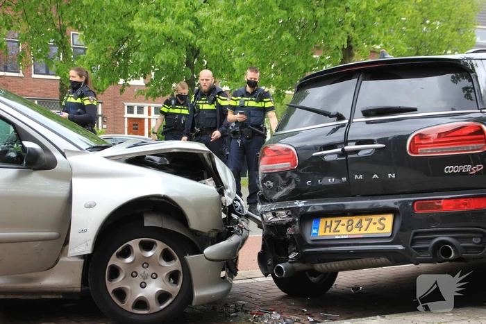 Auto botst op geparkeerde auto