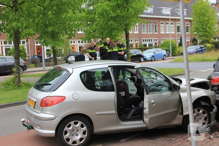 Auto botst op geparkeerde auto