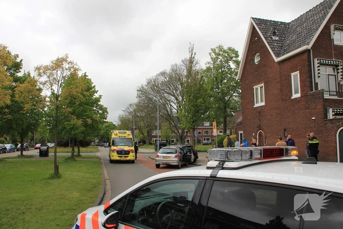 Auto botst op geparkeerde auto