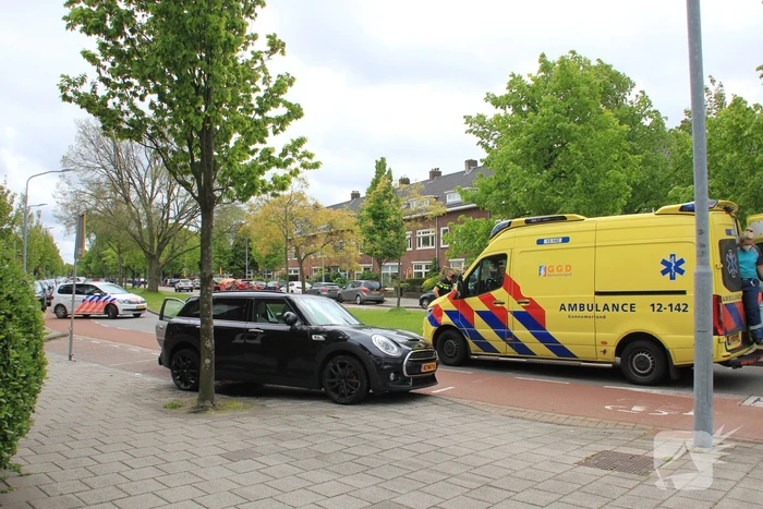 Auto botst op geparkeerde auto