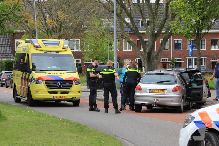 Auto botst op geparkeerde auto