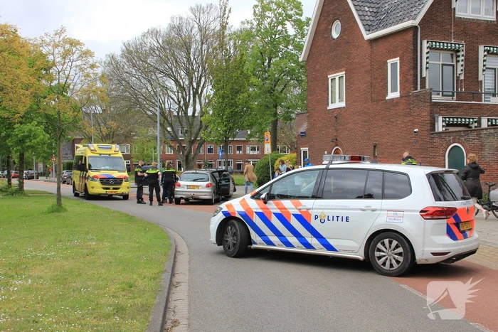 Auto botst op geparkeerde auto
