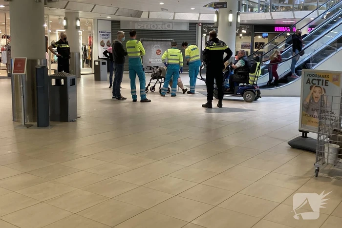 Vrouw valt met rolator van roltrap