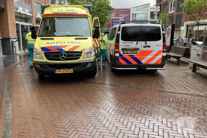 Vrouw valt met rolator van roltrap
