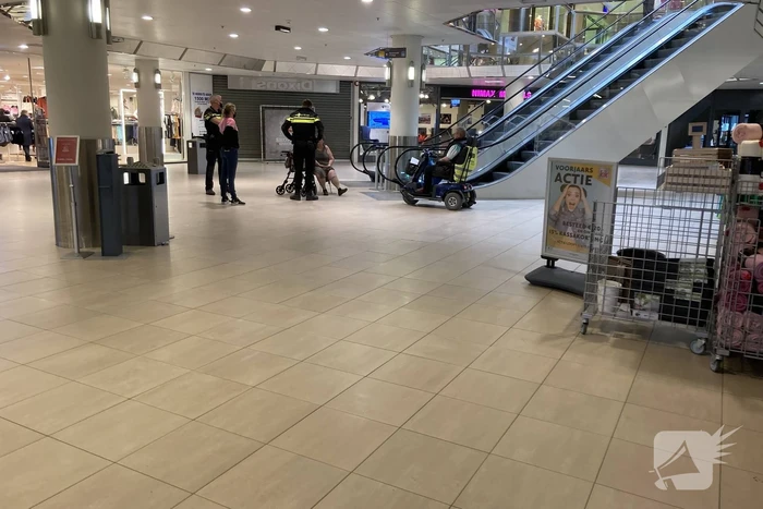 Vrouw valt met rolator van roltrap