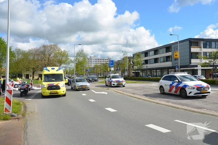 Fietser aangereden door auto op oversteekplaats