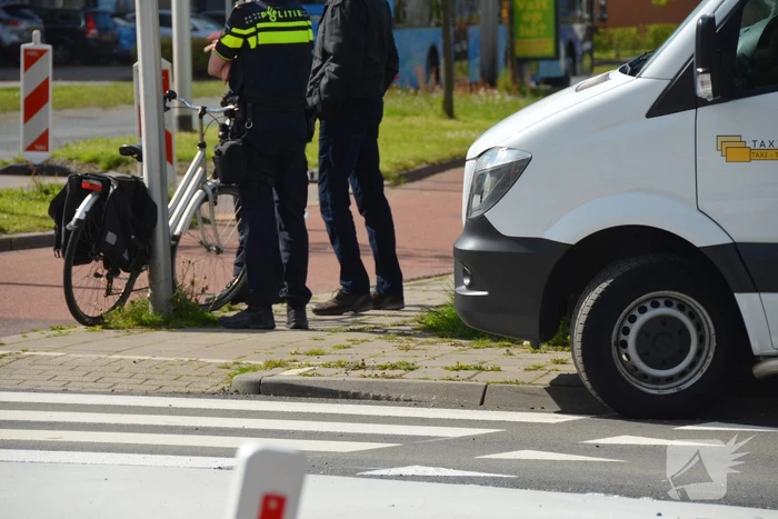 Fietser aangereden door auto op oversteekplaats
