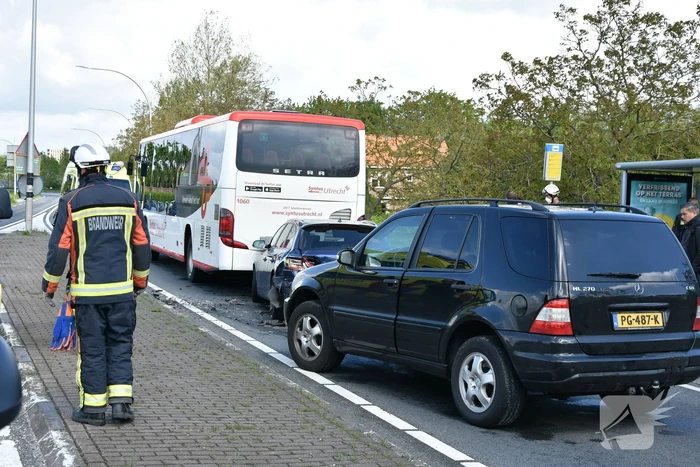 Kettingbotsing tussen twee auto's en lijnbus