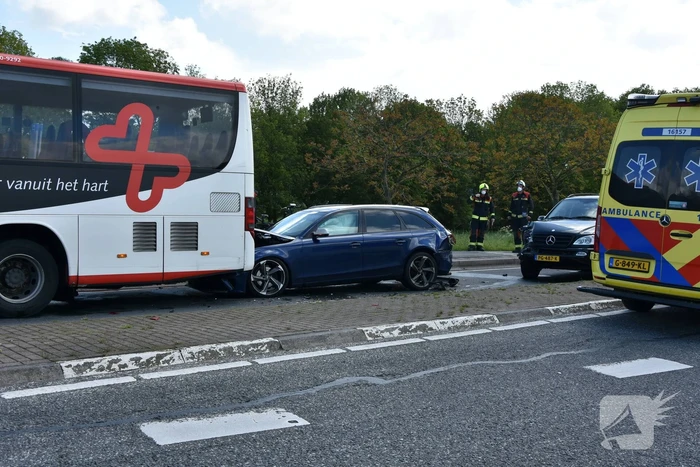 Kettingbotsing tussen twee auto's en lijnbus