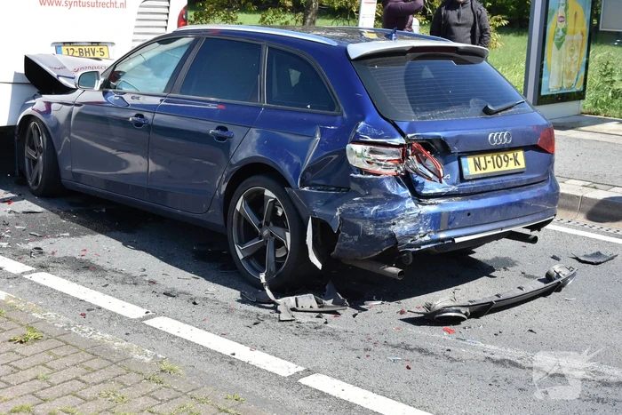 Kettingbotsing tussen twee auto's en lijnbus