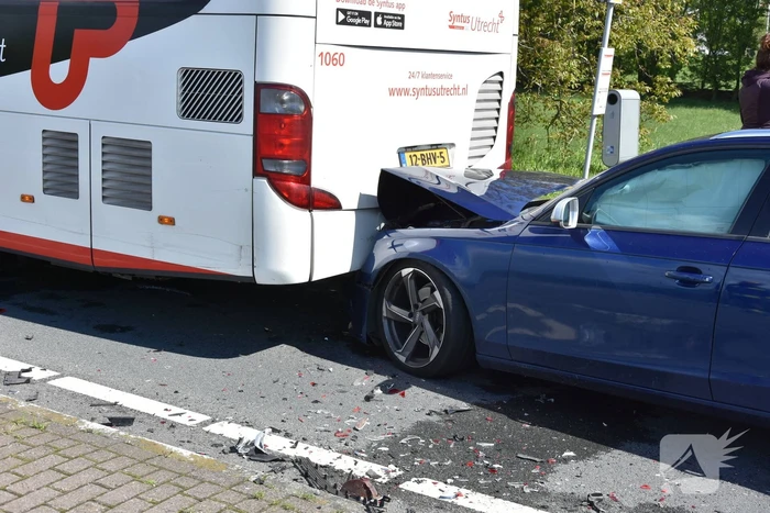 Kettingbotsing tussen twee auto's en lijnbus