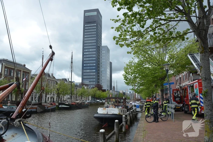 Aangemeerde motorsloep maakt water