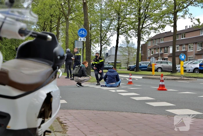 Scooter aangereden door auto op kruising