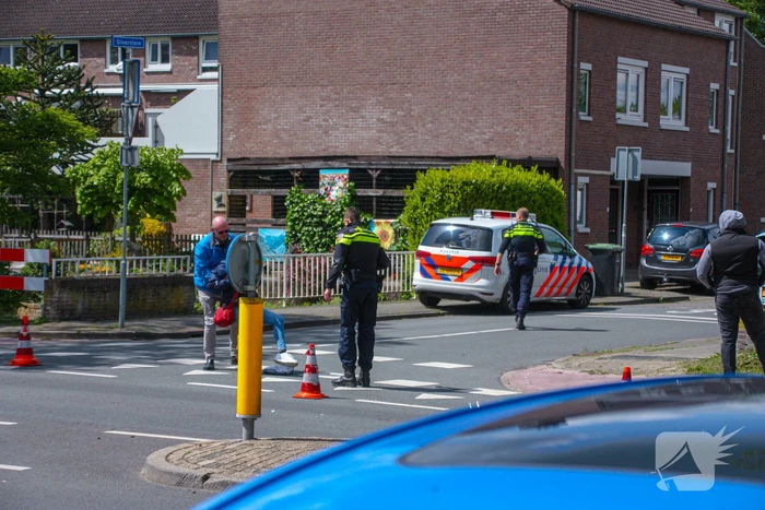 Scooter aangereden door auto op kruising