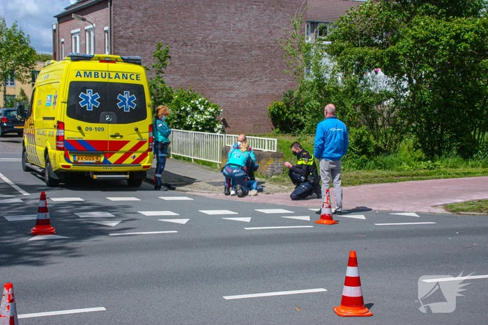 Scooter aangereden door auto op kruising