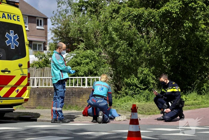 Scooter aangereden door auto op kruising