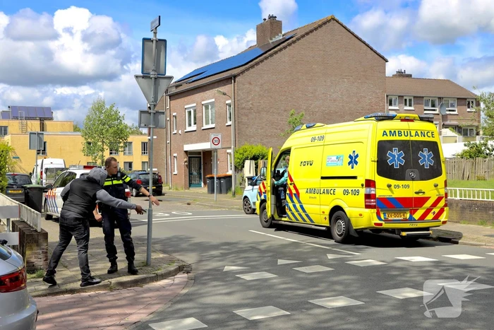 Scooter aangereden door auto op kruising