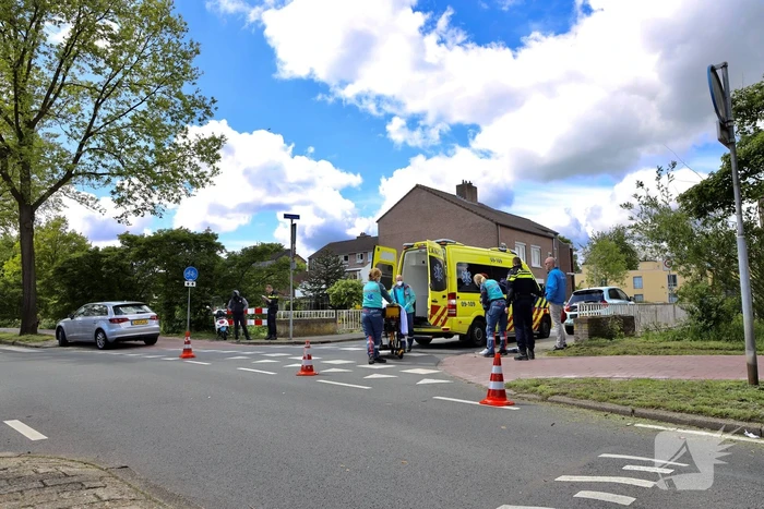 Scooter aangereden door auto op kruising