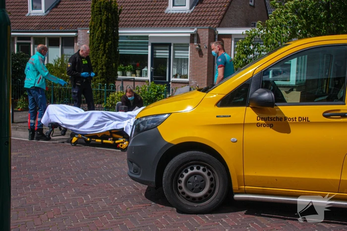 DHL-bus botst op meisje met step