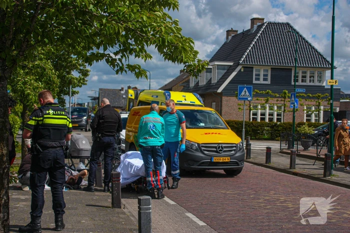 DHL-bus botst op meisje met step