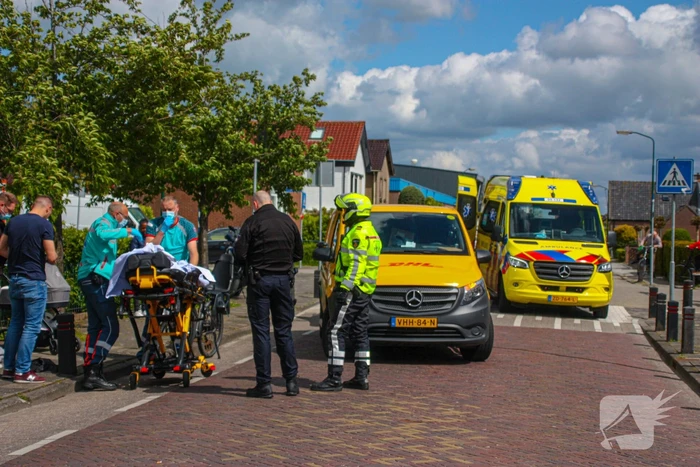 DHL-bus botst op meisje met step