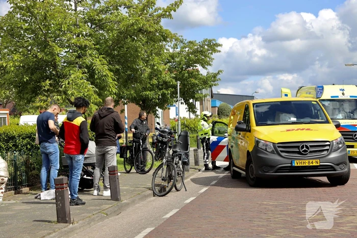 DHL-bus botst op meisje met step