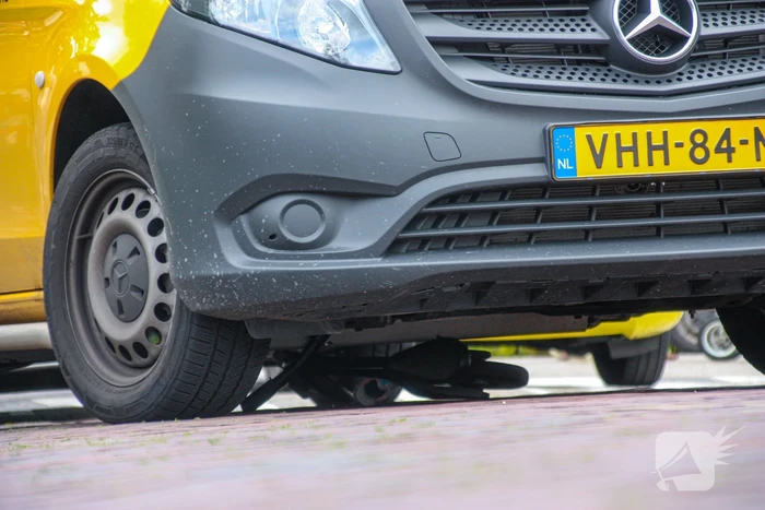 DHL-bus botst op meisje met step