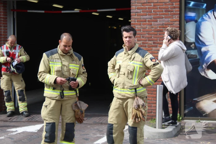 Auto in brand in parkeergarage