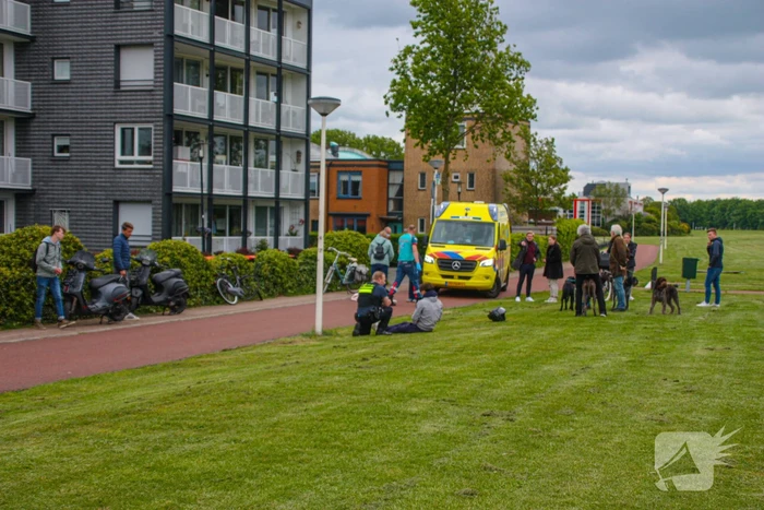 Fietser en scooter botsen op fietspad