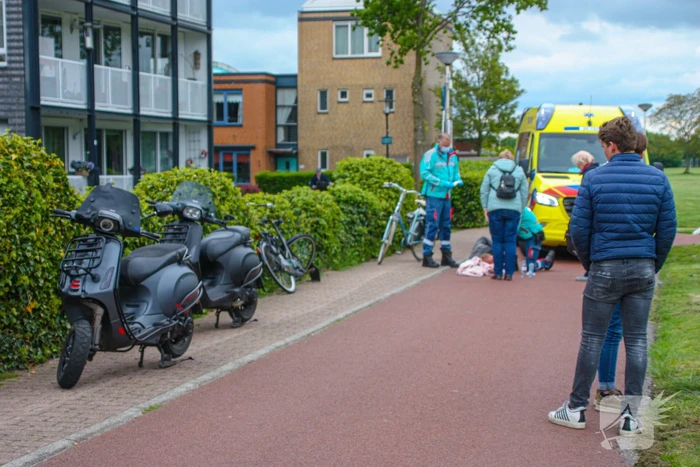Fietser en scooter botsen op fietspad