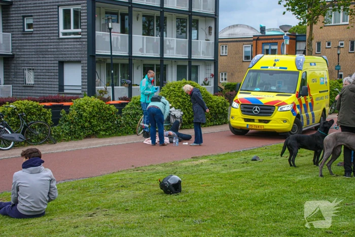 Fietser en scooter botsen op fietspad