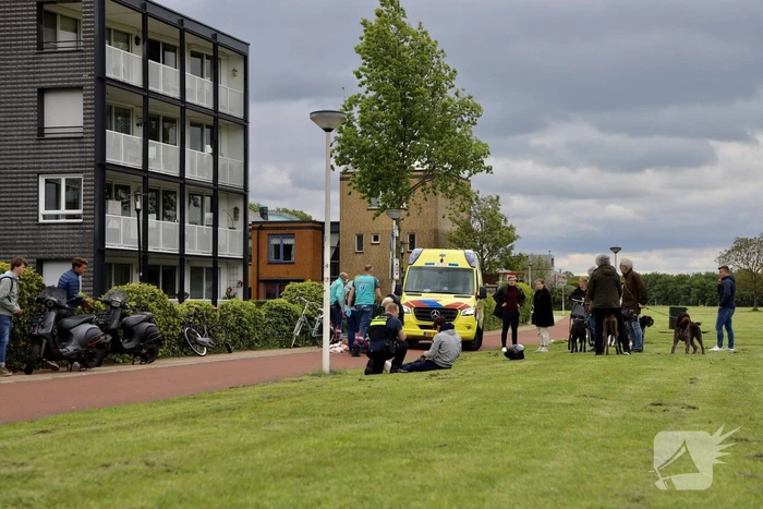 Fietser en scooter botsen op fietspad