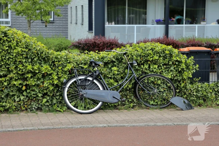 Fietser en scooter botsen op fietspad