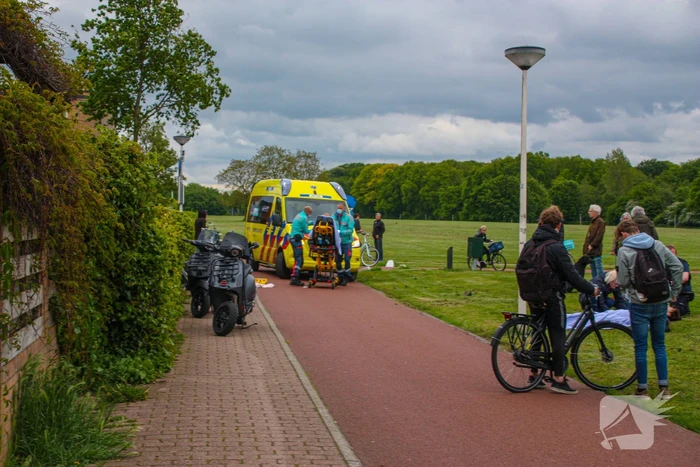 Fietser en scooter botsen op fietspad