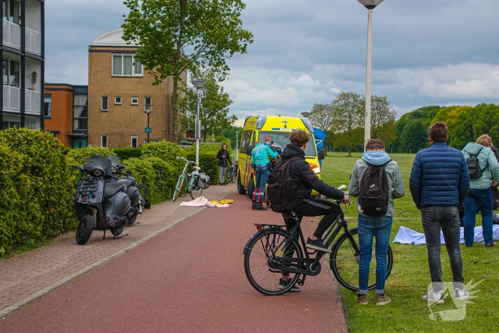 Fietser en scooter botsen op fietspad