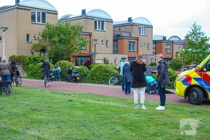 Fietser en scooter botsen op fietspad