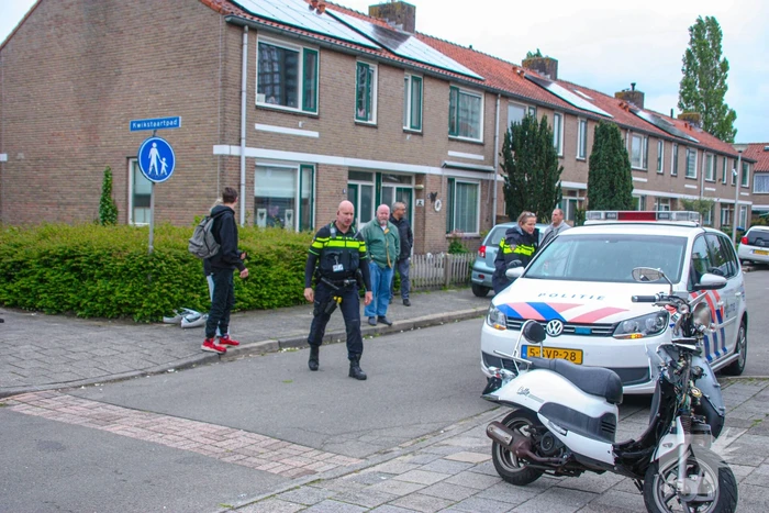 Overstekende scooterrijder gaat onderuit na botsing met auto