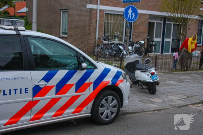 Overstekende scooterrijder gaat onderuit na botsing met auto