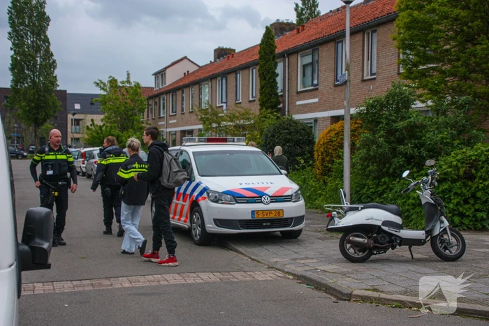 Overstekende scooterrijder gaat onderuit na botsing met auto