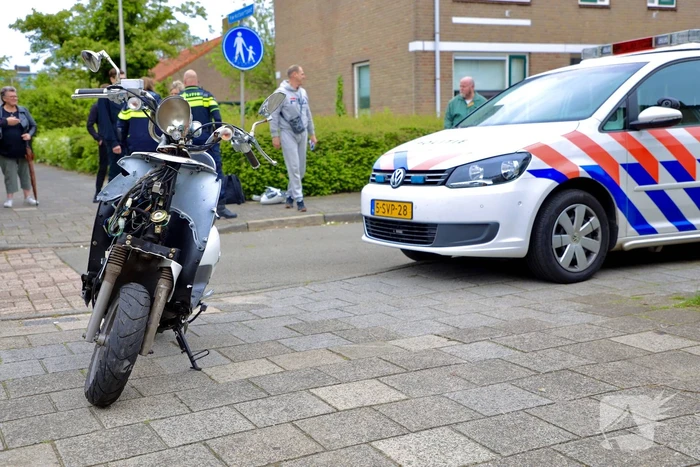 Overstekende scooterrijder gaat onderuit na botsing met auto
