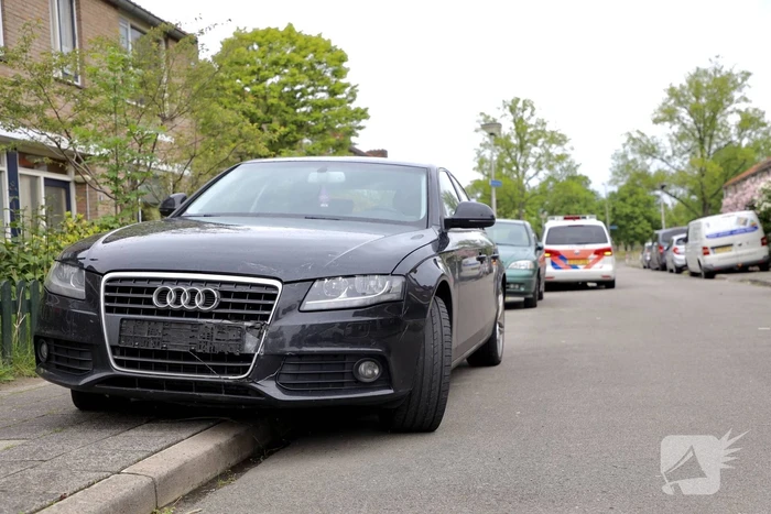 Overstekende scooterrijder gaat onderuit na botsing met auto