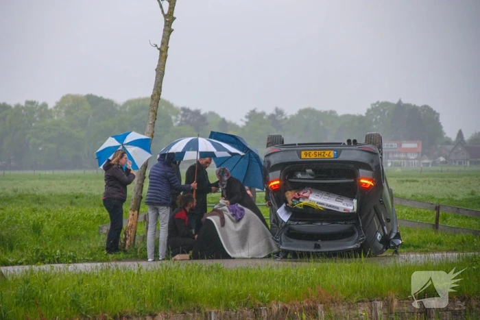 Gewonden nadat auto over de kop slaat