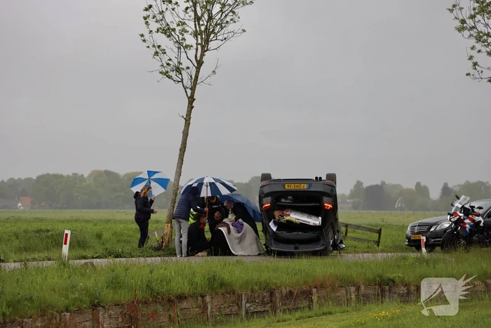 Gewonden nadat auto over de kop slaat
