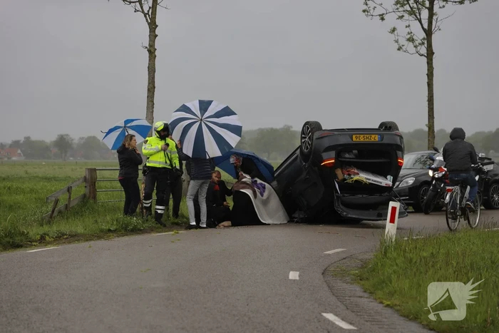 Gewonden nadat auto over de kop slaat