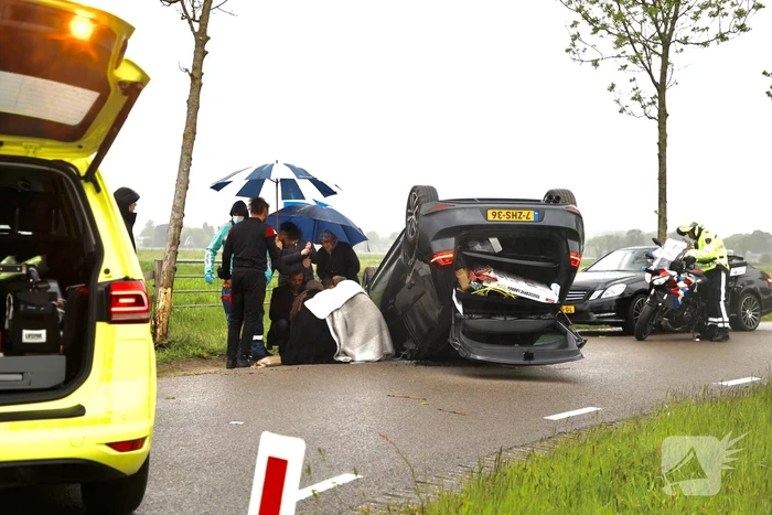 Gewonden nadat auto over de kop slaat