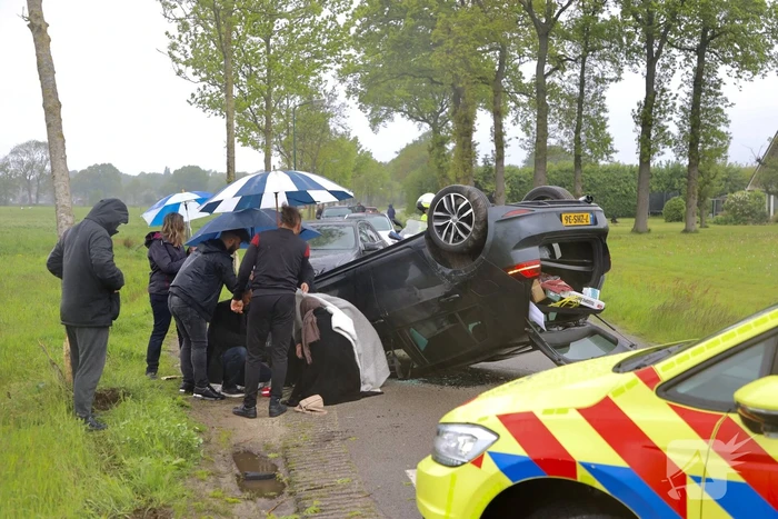 Gewonden nadat auto over de kop slaat