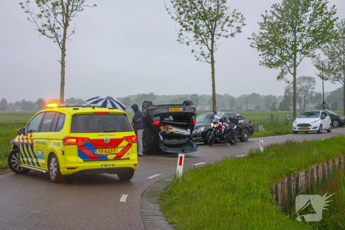 Gewonden nadat auto over de kop slaat