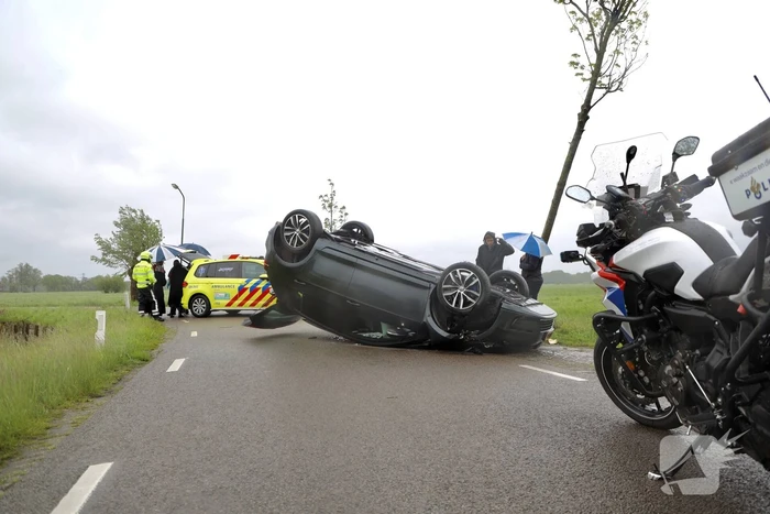 Gewonden nadat auto over de kop slaat