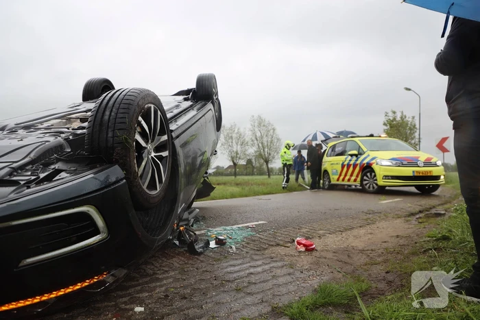 Gewonden nadat auto over de kop slaat