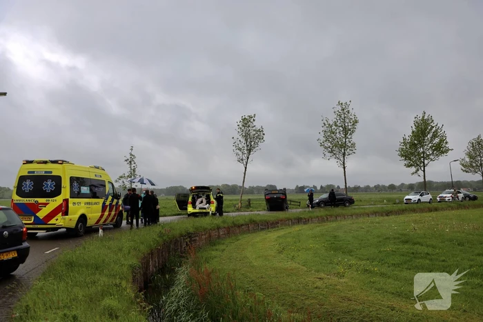 Gewonden nadat auto over de kop slaat